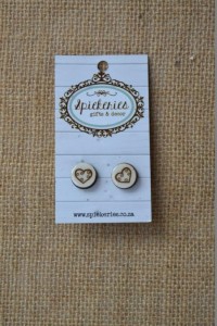 Stud Earrings Engraved Heart